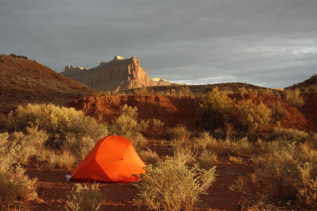 Camping on the spot "Superbowl" with my US friends, surrounded by orange walls Pic.: Benoit Merlin